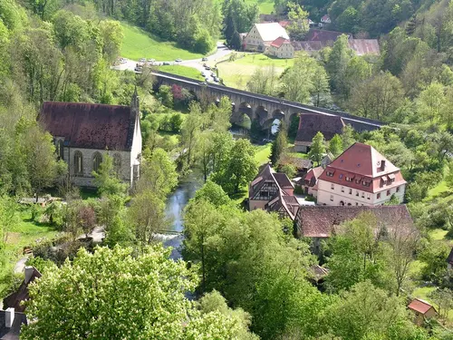 Blick auf die Herrnmühle im Taubertal Kobolzeller Kirche Doppelbrücke