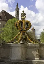 Herrnbrunnen in Rothenburg ob der Tauber an Ostern Herrngasse Franziskanerkirche