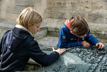Los niños exploran el modelo de ciudad ciega de Rothenburg ob der Tauber Rothenburg
