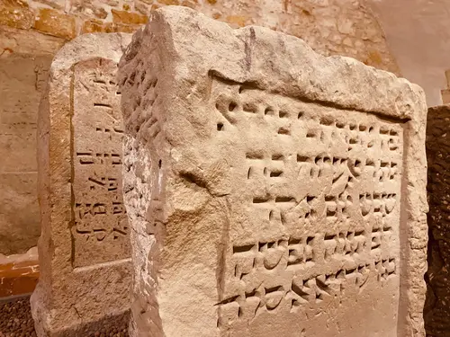 Lápida judía en el RothenburgMuseum Judaika